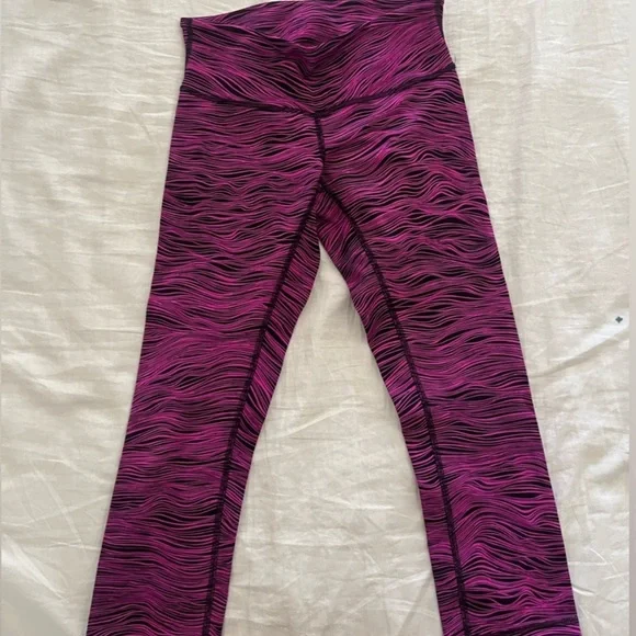SOLD Lululemon leggings stripped squiggle pattern size 4(sXS) - Picture 2 of 3
